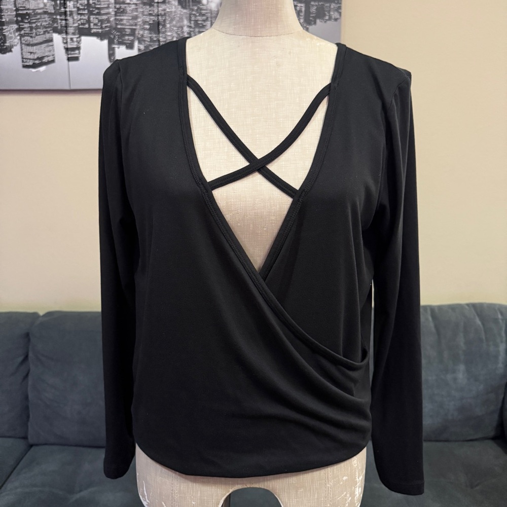 🏷️ 3 for $10 - Deep V Black Wrap Top